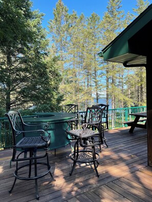 Outdoor dining - Discover Lone Pine: The Perfect Space for Families (Birchwood)