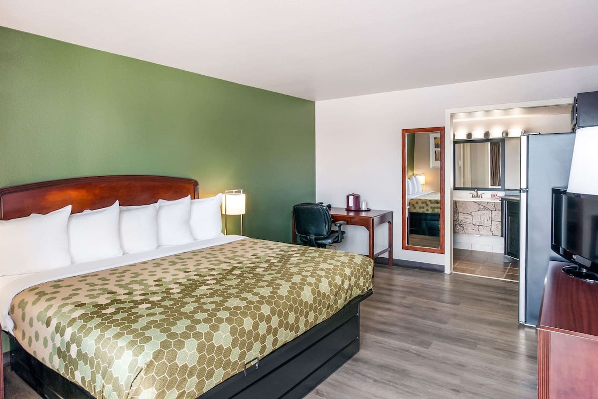 1 bedroom, desk, blackout curtains, free WiFi