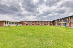 Exterior - Suburban Studios Neenah-Appleton (Neenah)