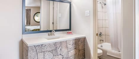 Ensemble douche/baignoire, articles de toilette gratuits