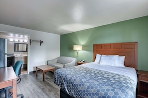 Desk, blackout curtains, free WiFi, bed sheets - Suburban Studios Neenah-Appleton (Neenah)