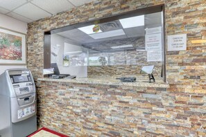 Lobby - Suburban Studios Neenah-Appleton (Neenah)