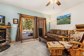 Smart TV, fireplace, DVD player, video library - River Views • Private Hot Tub • Close to RMNP (Estes Park)
