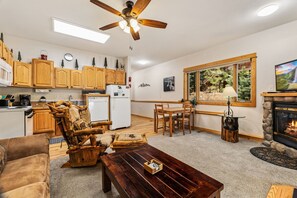 Smart TV, fireplace, DVD player, video library - River Views • Private Hot Tub • Close to RMNP (Estes Park)