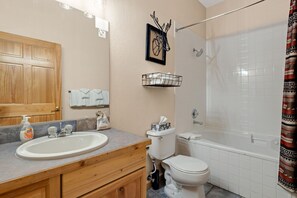 Hair dryer, towels, soap, shampoo - Riverfront Hideaway • Private Hot Tub• Close to RMNP (Estes Park)