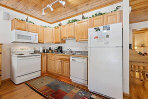 Private kitchen - Riverfront Escape •Private Hot Tub • Close to RMNP (Estes Park)