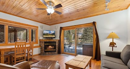 Riverfront Escape •Private Hot Tub • Close to RMNP