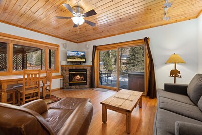 Riverfront Escape •Private Hot Tub • Close to RMNP