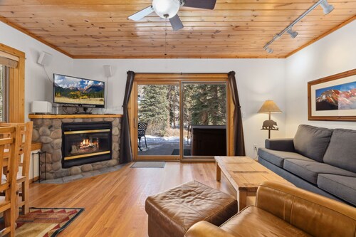 Riverfront Escape •Private Hot Tub • Close to RMNP