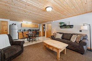Smart TV, fireplace, DVD player, video library - Cozy Fall River Suite • Fireplace • Close to RMNP (Estes Park)