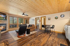 Smart TV, fireplace, DVD player, video library - Creekside Suite 06 River View! (Estes Park)