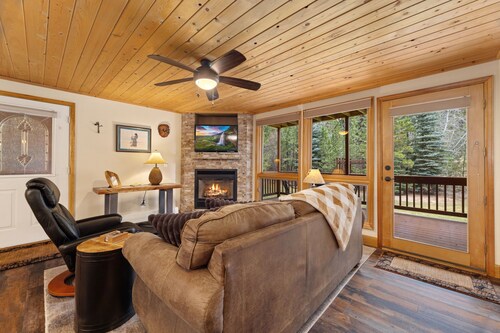 Riverfront Fall River Retreat • Fireplace• Close to RMNP