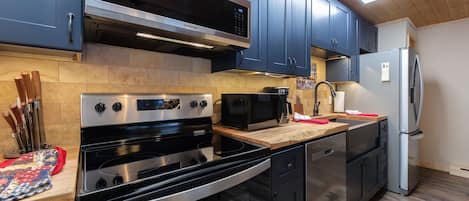 Een koelkast, een magnetron, een oven, een kookplaat