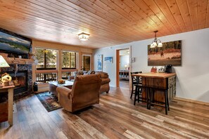 Smart TV, chimenea, reproductor de DVD, videoteca