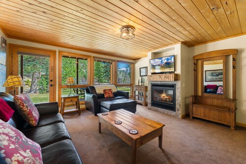 Fall River Suite • Jetted Tub• Fireplace • Close to RMNP