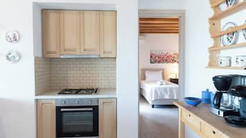 Frigorífic, forn, placa de cuina i cafetera i tetera