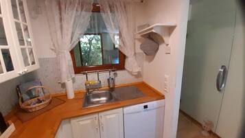 Kühlschrank, Mikrowelle, Herdplatte, Geschirrspüler