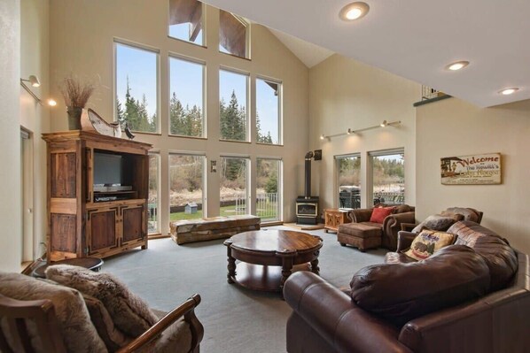 TV, fireplace, offices