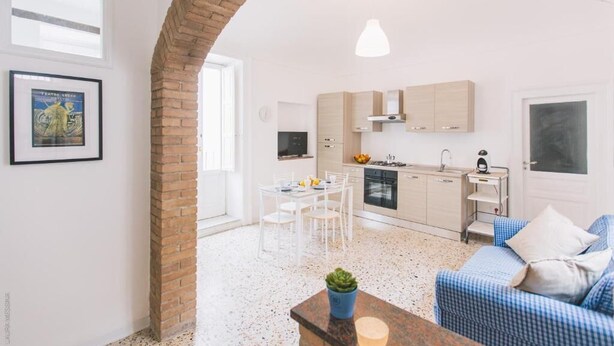 Eine moderne Wohnung mit Küche, Essbereich und Wohnzimmer.