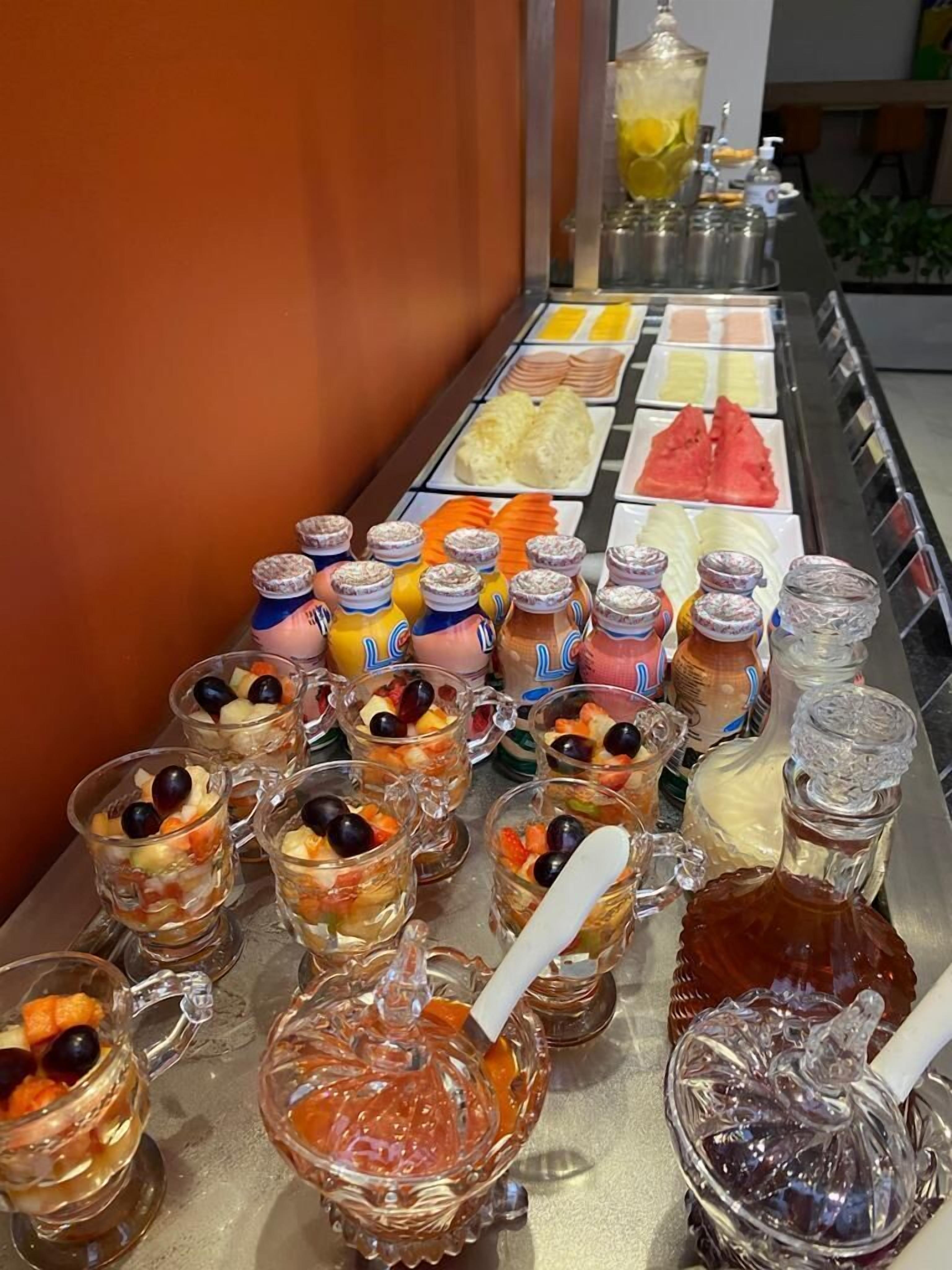 Un buffet proposant une variété de plats et de boissons.