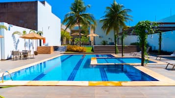 Piscina externa, funciona das 8h às 22h, espreguiçadeiras