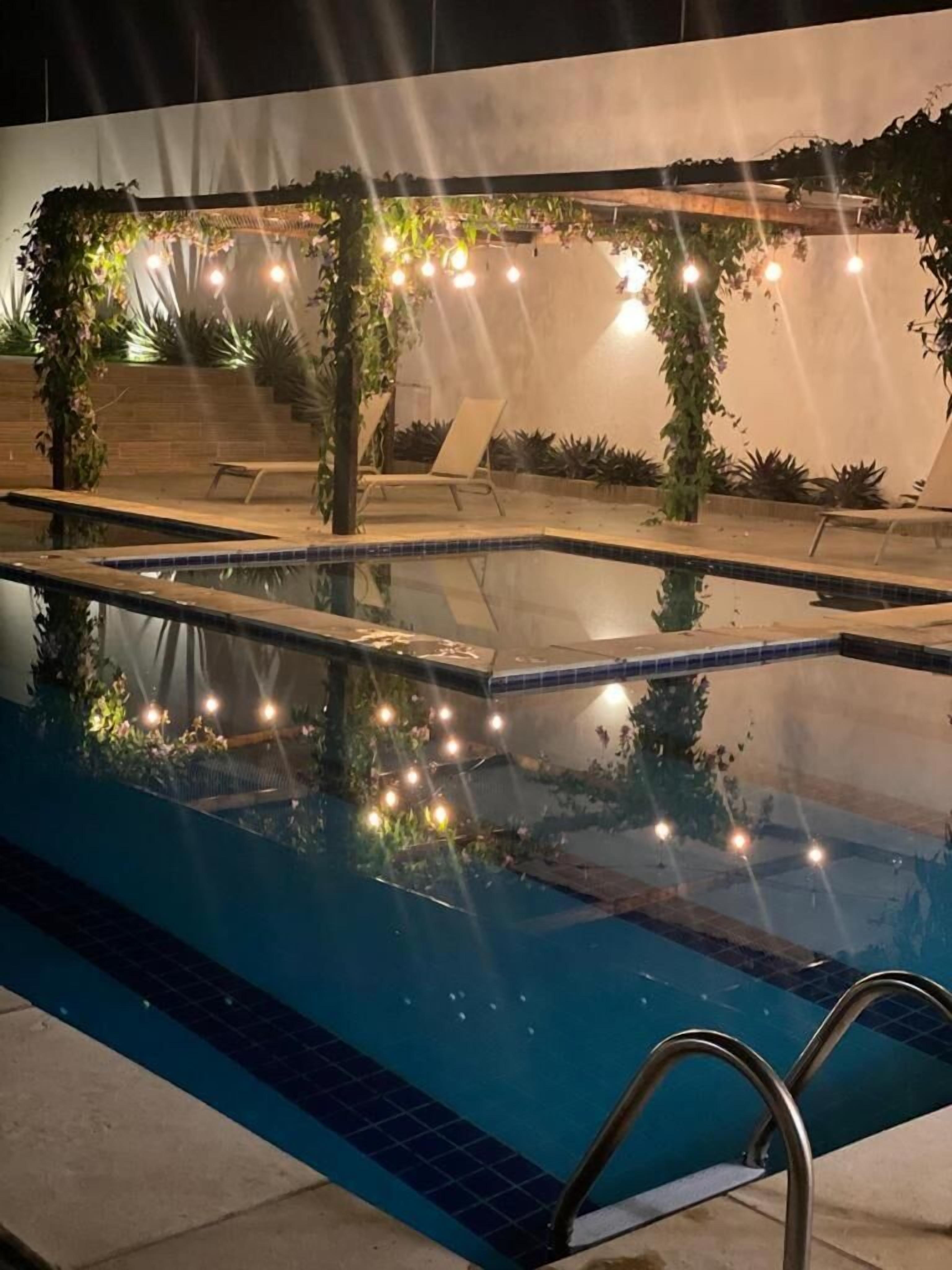 outdoor pool, open 8:00 am to 10:00 pm, pool loungers