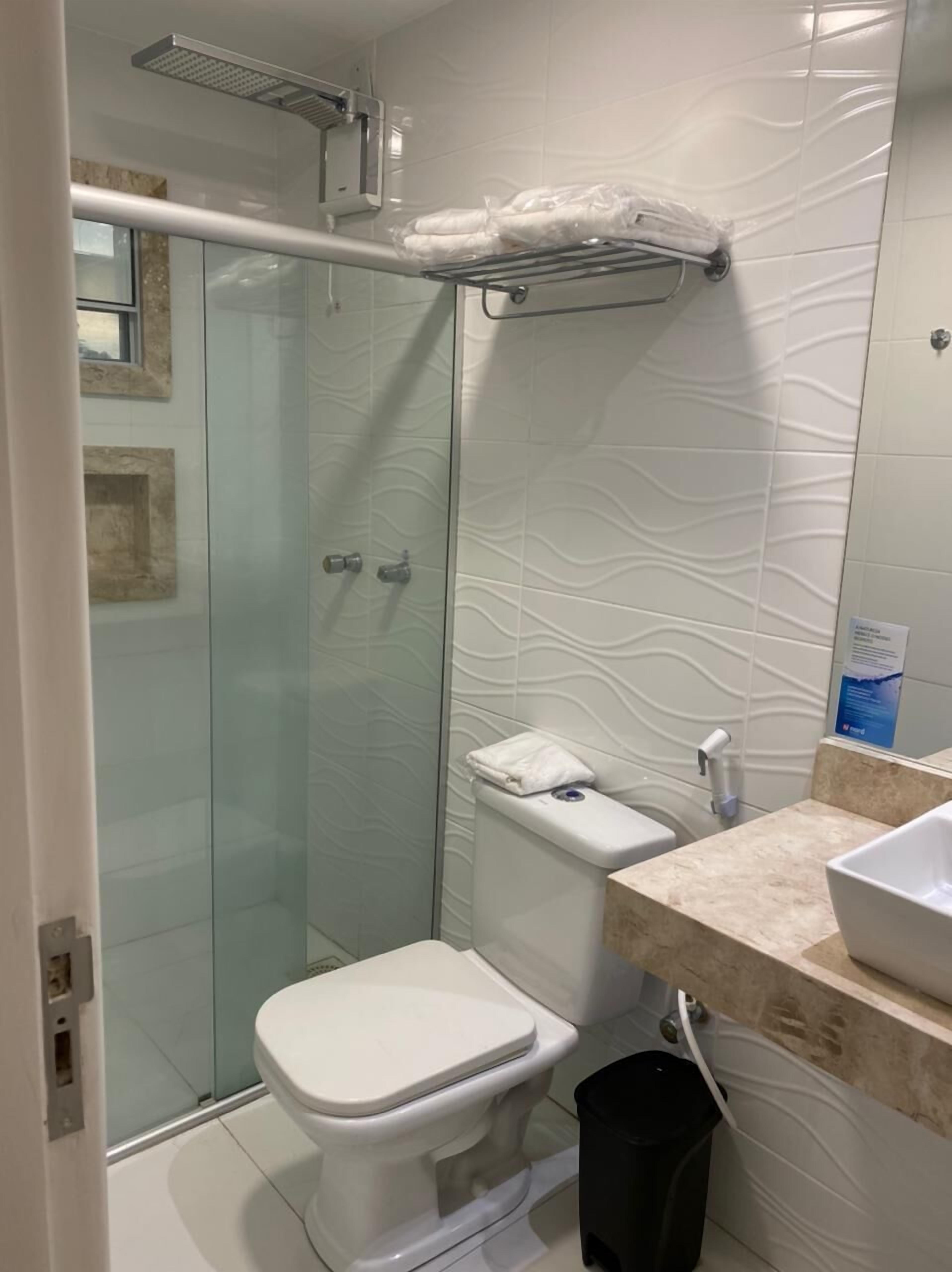 suite junior | bathroom | shower, towels