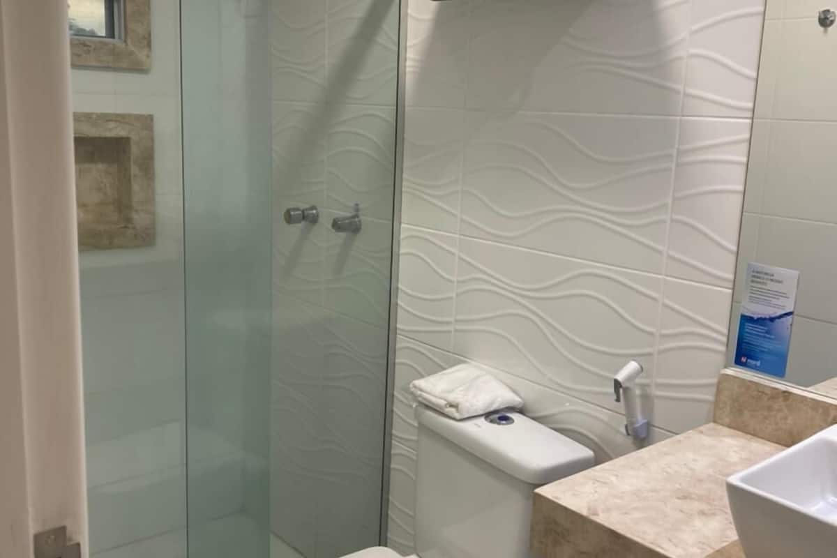 suite junior | bathroom | shower, towels