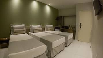 Suite Tripla | Cofres nos quartos, escrivaninha, espaço de trabalho para notebook