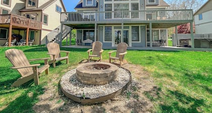 Amazing Central Location! Lakefront! Hot tub/dock!
