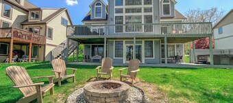 Amazing Central Location! Lakefront! Hot tub/dock!