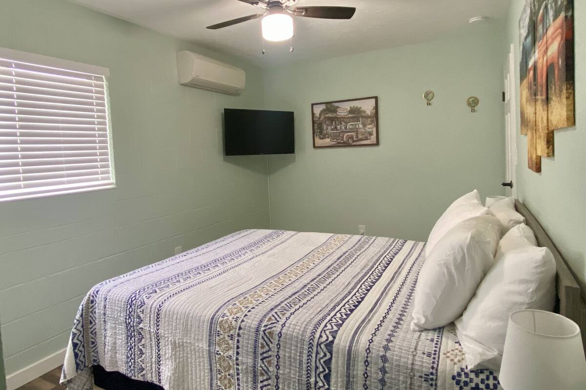 2 Bedroom House with Full Kitchen | WiFi (free), individually decorated, individually furnished, bed sheets