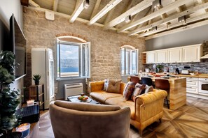 Deluxe House | Living area - Saint Nicholas lighthouse (Pucisca)