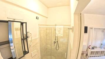 Shower, hair dryer, bidet, towels