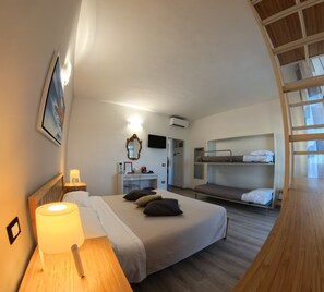 3 quartos, escrivaninha, ferros/tábuas de passar roupa, berço de viagem