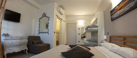 3 Schlafzimmer, Schreibtisch, Bügeleisen/Bügelbrett, Reisekinderbett