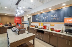 Café da manhã com buffet grátis todos os dias