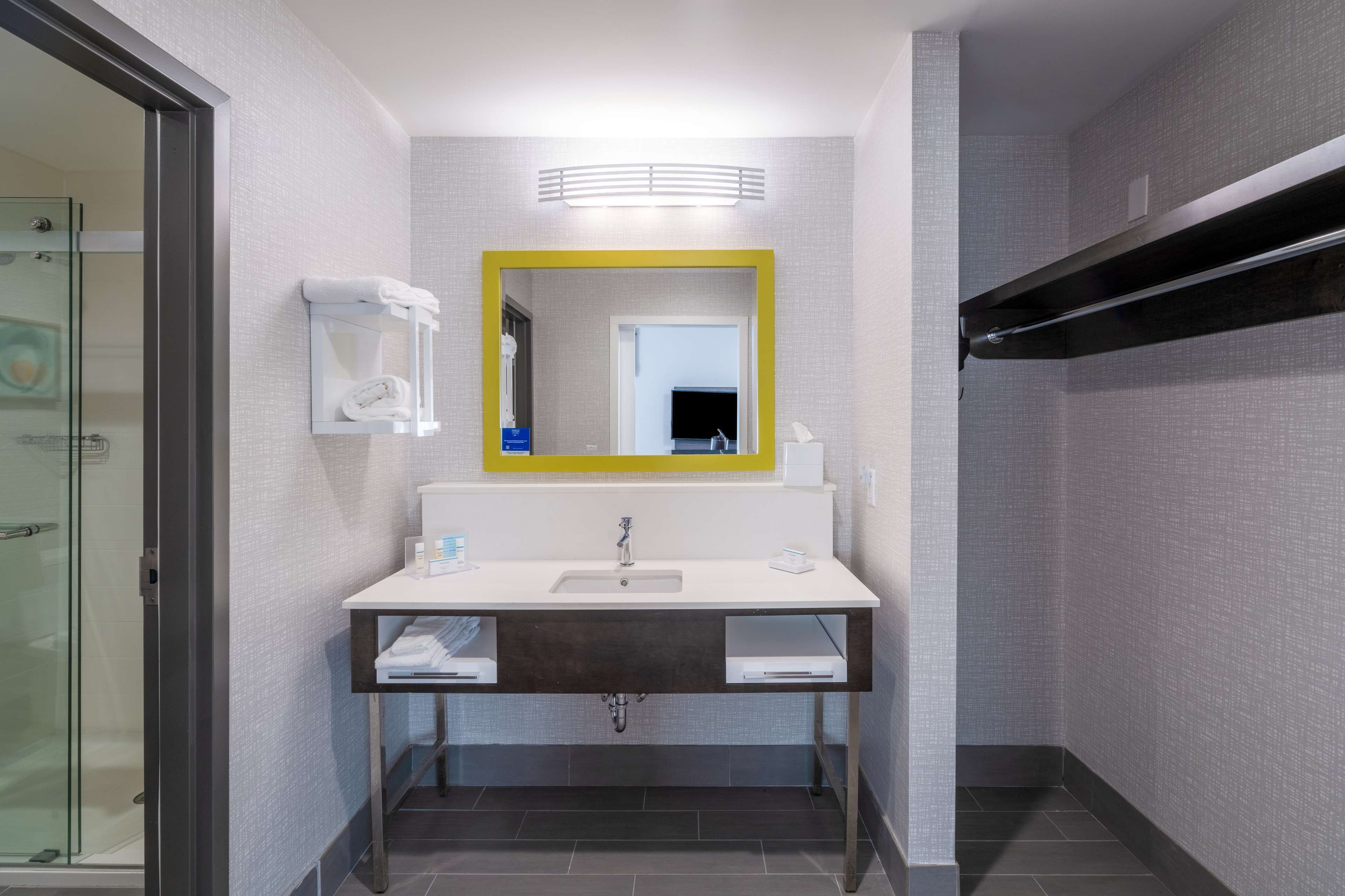 Secador de pelo, toallas, jabón y champú