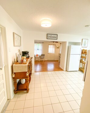 Interior - Pineapple Palm - Entire Home (Bring your boat!) (North Palm Beach)