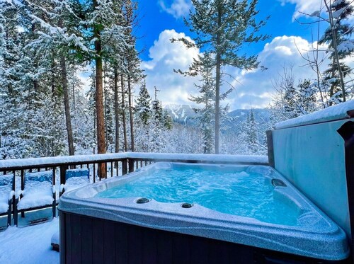 Brown Bear Chalet | Big Mountain Home | Private Hot Tub | Games | Sleeps 15