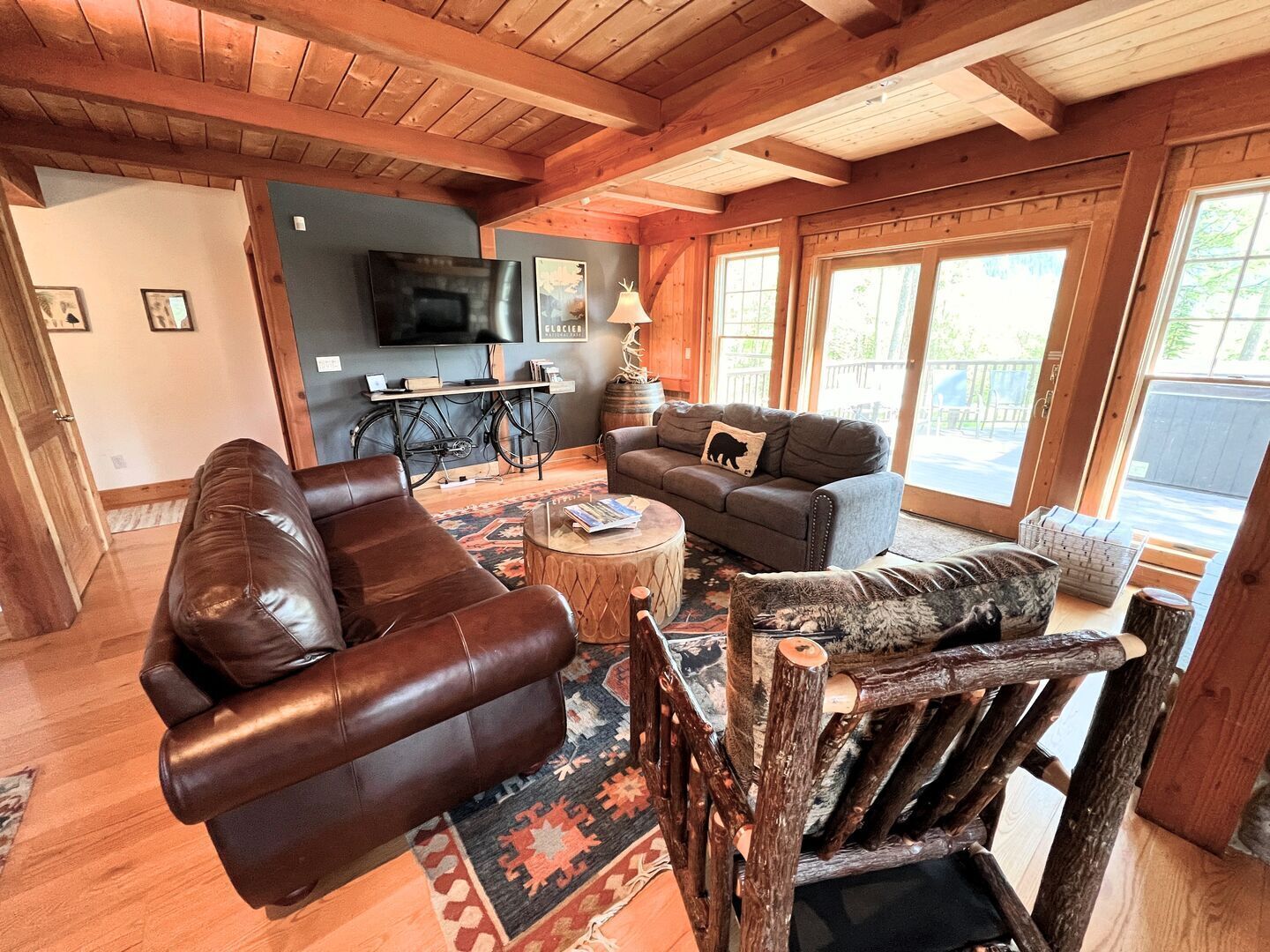 Télévision, cheminée, baby-foot