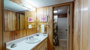 Combined shower/bathtub, towels - Walk to Sandfest, Shared Pools, Boardwalk to Beach, Gulf Views (Port Aransas)