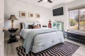 3 chambres, bureau, fer et planche à repasser, lit parapluie