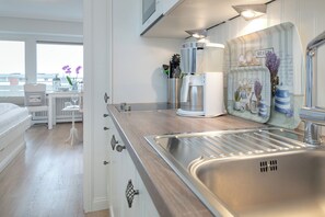 Køleskab, mikrobølgeovn, kogeplade, opvaskemaskine