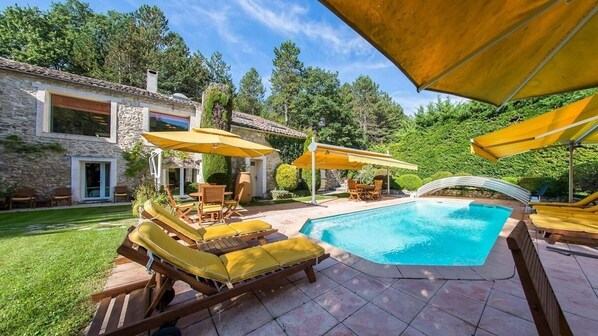 حمّام سباحة خارجي، حمّام سباحة مُدفَّأ