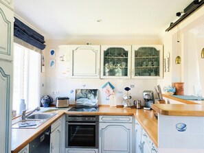 Køleskab, mikrobølgeovn, ovn, kogeplade