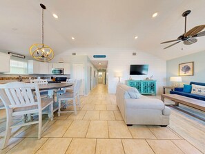 TV, Netflix, Hulu, streaming services - Pet Friendly, Shared Pool, Golf Cart Access (Port Aransas)