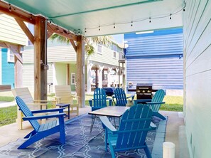 Outdoor dining - Pet Friendly, Shared Pool, Golf Cart Access (Port Aransas)