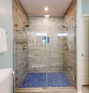 Combined shower/tub, towels - Pet Friendly, Shared Pool, Golf Cart Access (Port Aransas)