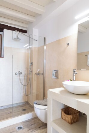Ducha, secador de pelo, bidet, toallas